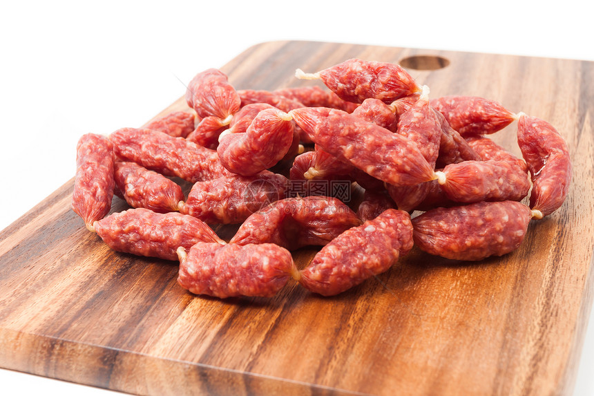 木板上大量小型Salamis美味脂肪食物木头香肠小吃牛肉背景熏制美食图片