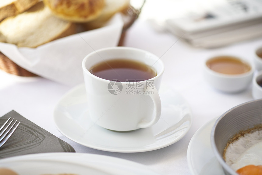 早餐桌上喝杯茶营养美食杯子玻璃白色糕点咖啡食物面包饮料图片