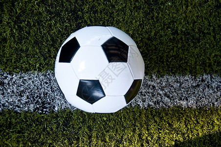 白线上的球球白色运动绿色摄影足球背景图片