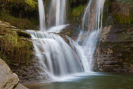 西班牙科苏埃拉 布尔戈斯 卡斯蒂利亚和里昂绿色瀑布高清图片