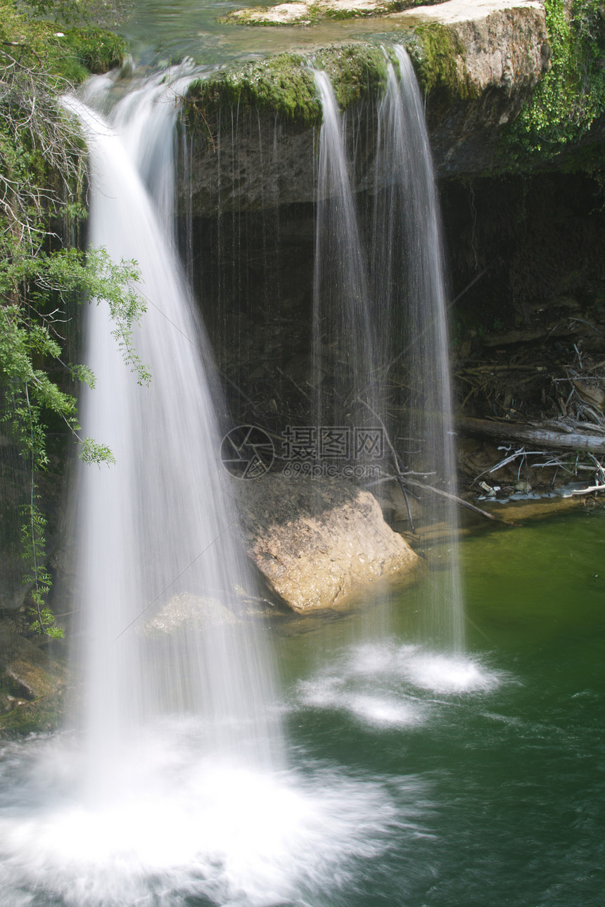 西班牙布尔戈斯瀑布瀑布旅游旅行岩石绿色石头晴天图片