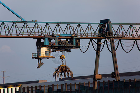 西班牙比斯凯亚比兹卡亚塞斯托的Crane地区起重机金属晴天神经元钢铁工业背景图片