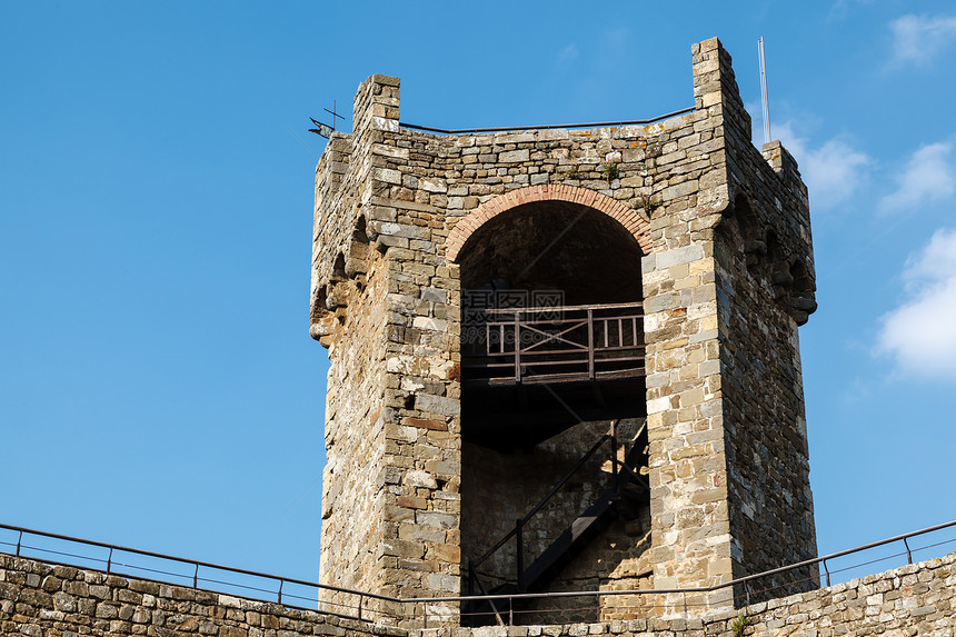托斯卡纳州蒙塔尔西诺城堡防御塔堡垒据点历史性纪念碑房子石头晴天楼梯天空蓝色图片