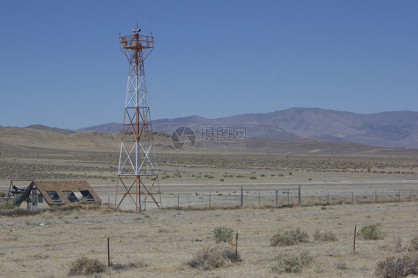 在沙漠中部的机场 雷达显示有跑道飞机蓝天飞机场天空山脉图片
