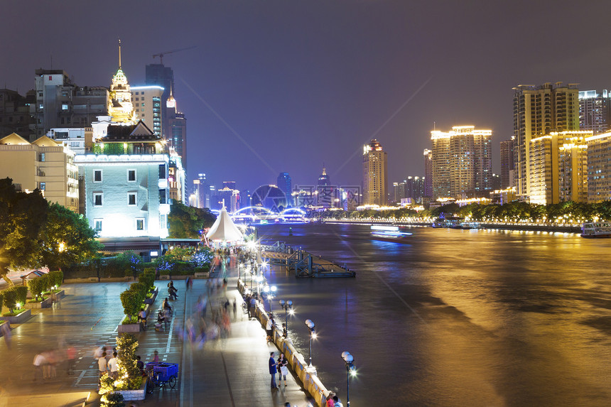 中国广州的朱江河和现代建筑 夜里地标蓝色摩天大楼公园旅行反射港口市中心地平线城市图片
