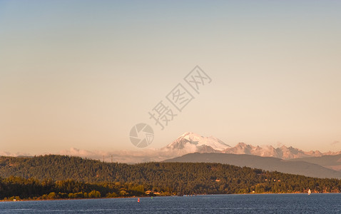 安山岩贝克山季节海景冰川化海拔环境火山风景公吨首脑顶峰背景