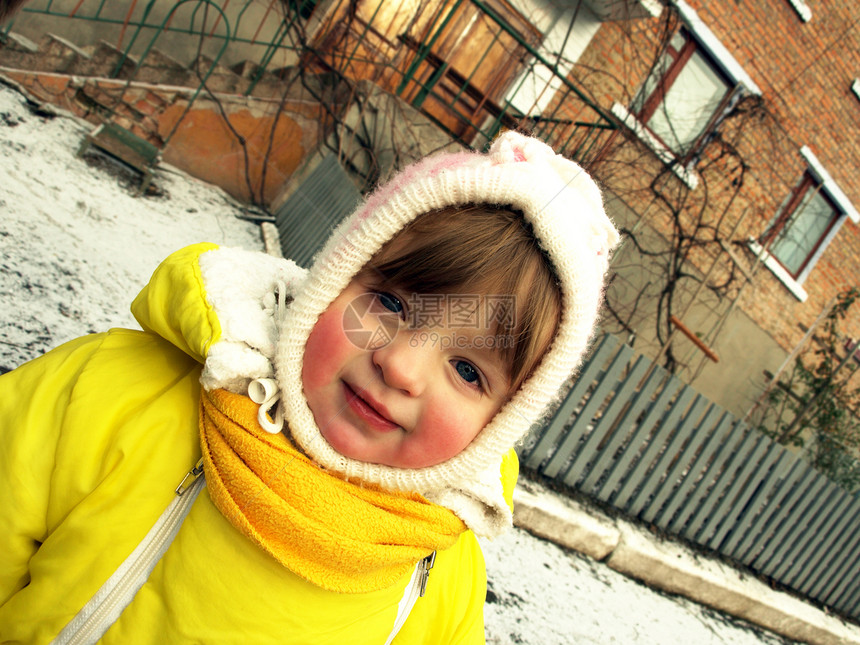 小女孩幸福嘴唇操场黄色围巾孩子婴儿乐趣金发房子图片