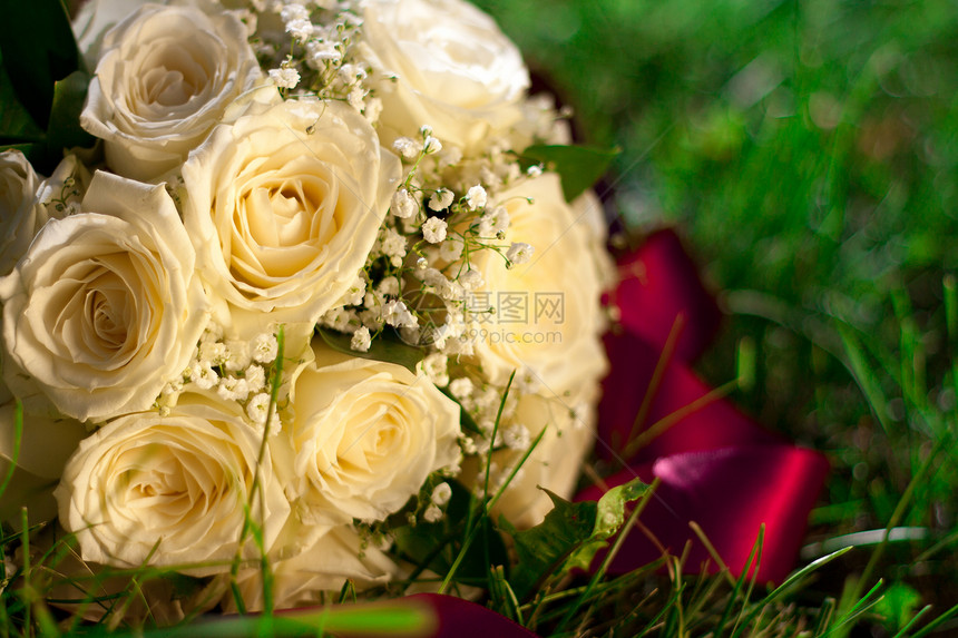 婚礼花束就在草地上丝带仪式新人丝绸玫瑰美丽新娘夫妻礼物叶子图片