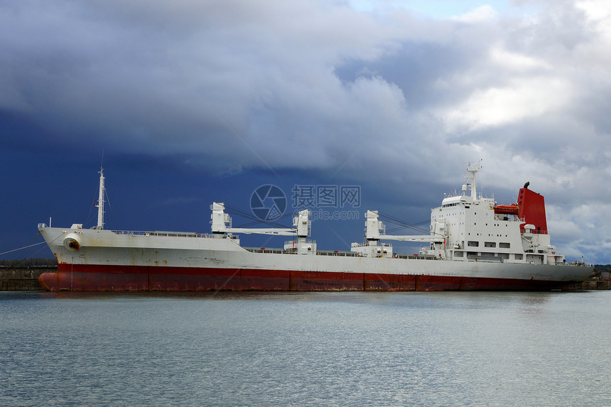 货物货船舰队海洋天空漂浮起重机船运港口红色运输桅杆图片