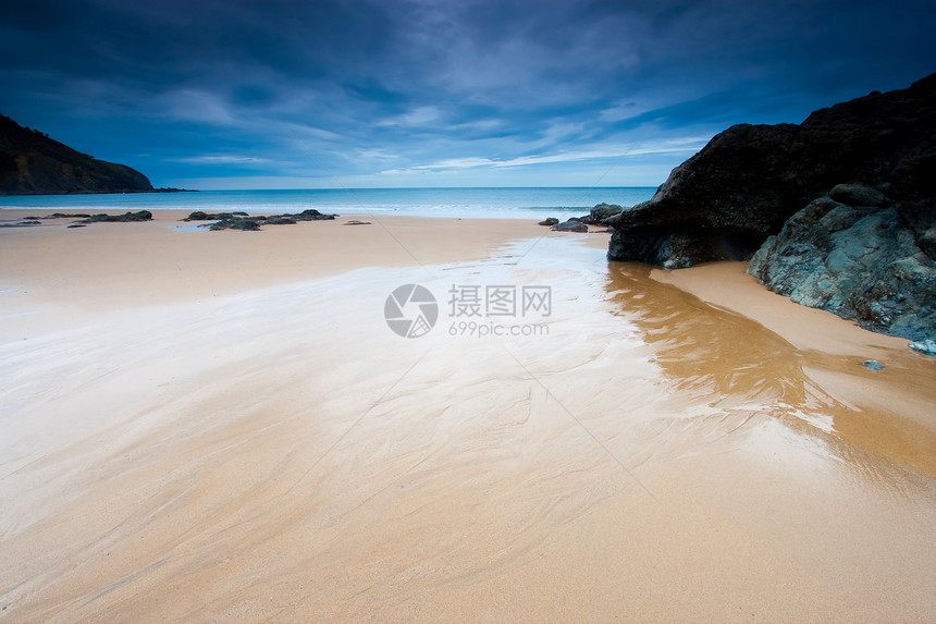 西班牙比兹卡亚巴基奥海滩岩石国家海洋布里科石头海岸图片