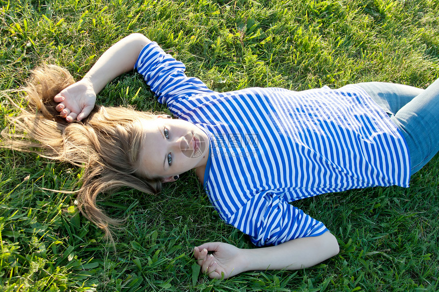 穿着草地上衬衫的漂亮女孩树干背心女孩女朋友阳光快乐反射控制水手女士图片