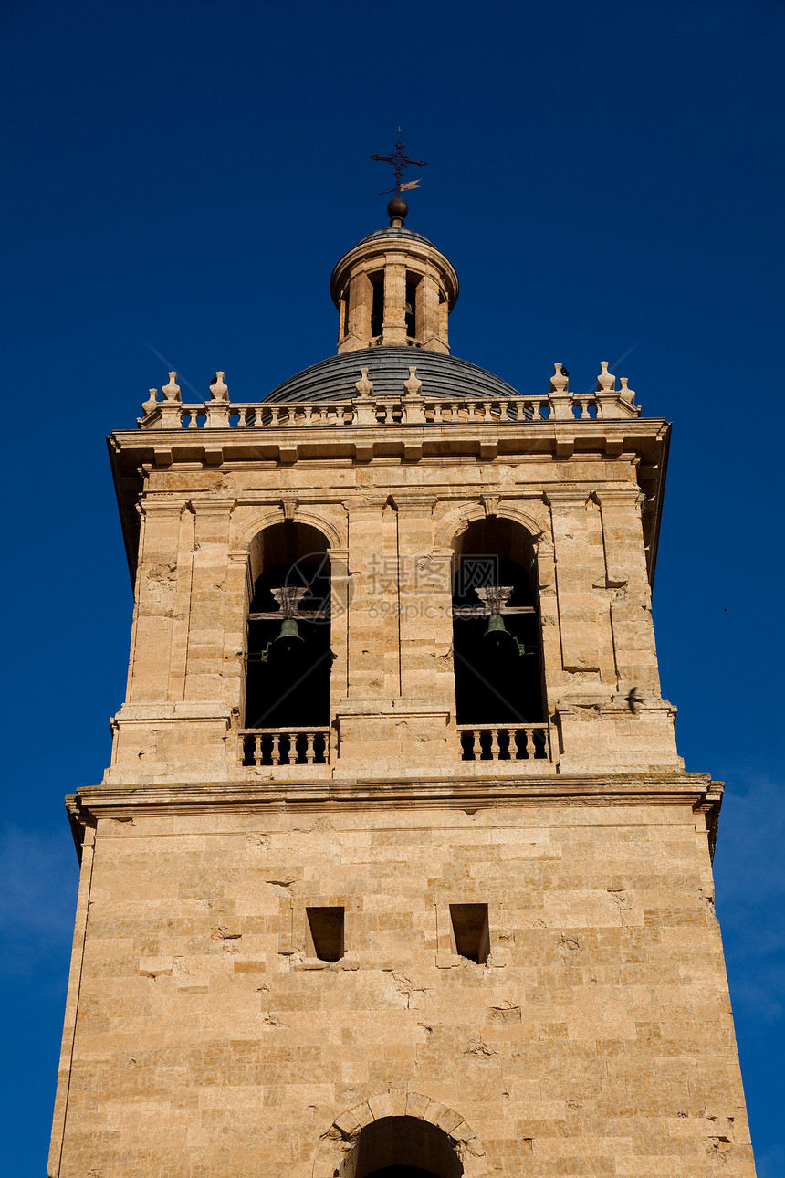 西班牙萨拉曼卡市罗德里哥市大教堂钟楼建筑学晴天村庄钟声石头历史性遗产图片
