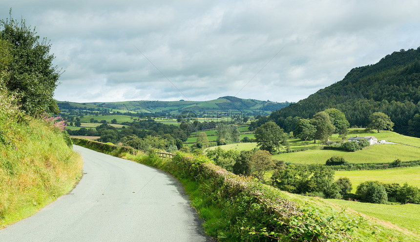 公路通往威尔士山谷的距离图片