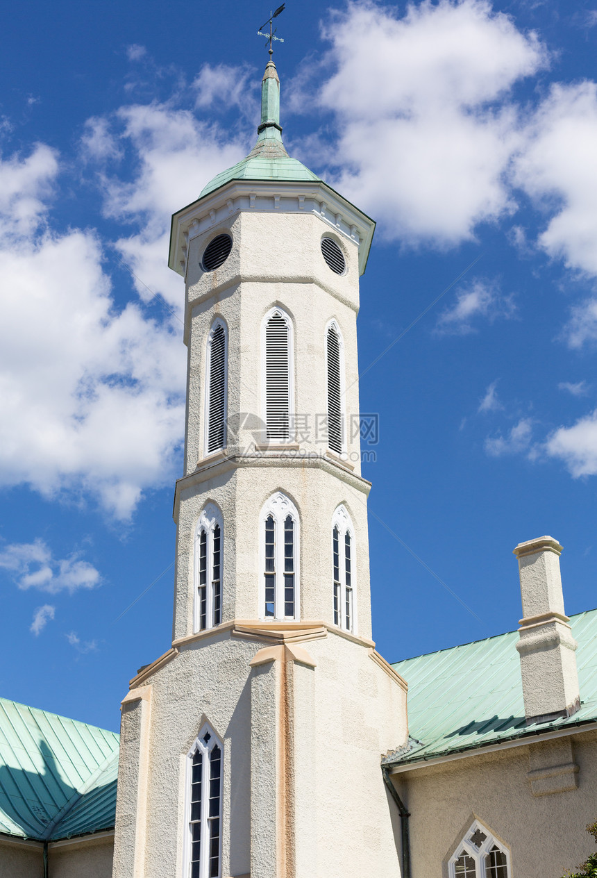 弗雷德里克斯堡县法院大楼的Steple天空蓝色窗户建筑城市建筑学尖塔灰色历史遗产图片