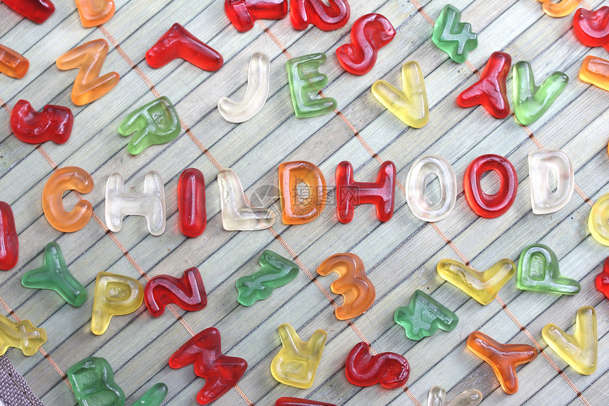 甜蜜的字母童年创造力男生灰色甜点概念女孩红色写作孩子糖果图片