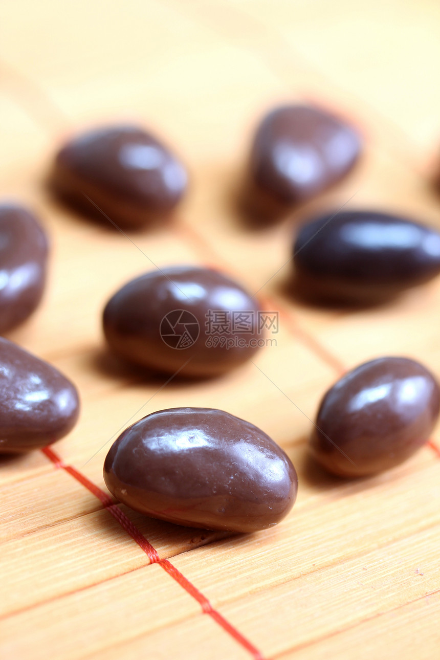 被巧克力覆盖的坚果紧缩棕色核心食物水果图片