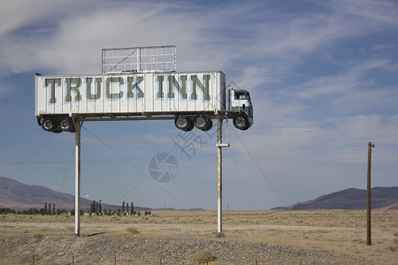 旧遗弃的半卡车标志牌卡车敞篷车客栈钻机沙漠背景图片