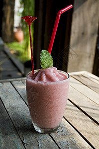 草莓酸奶果汁牛奶奶昔薄荷饮食果味玻璃活力桌子浆果背景图片