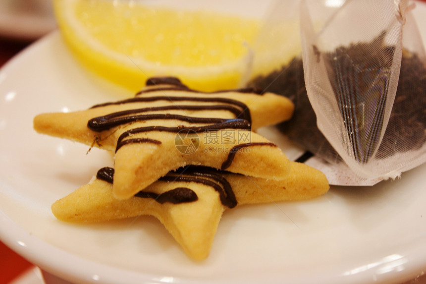 茶袋 柠檬 饼干 杯子和勺子飞碟面包食物小吃液体时间盘子玻璃休息早餐图片