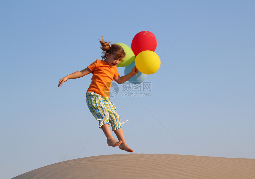 快乐的小女孩 用气球跳跃运动青年场地喜悦童年女儿跑步娱乐闲暇孩子图片