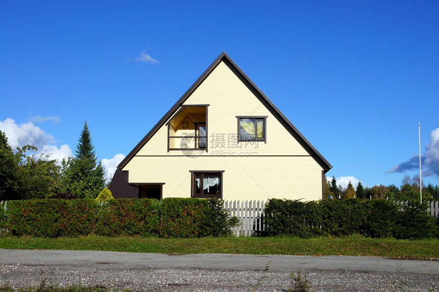 房屋和田地白色绿色建筑学房子生活蓝色天空场地公寓玻璃图片