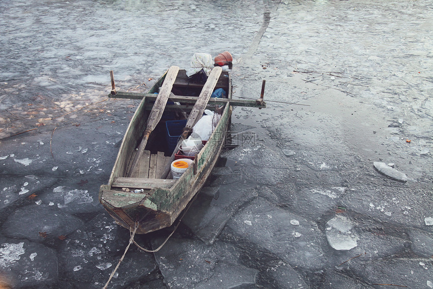 冰冻湖中的船图片