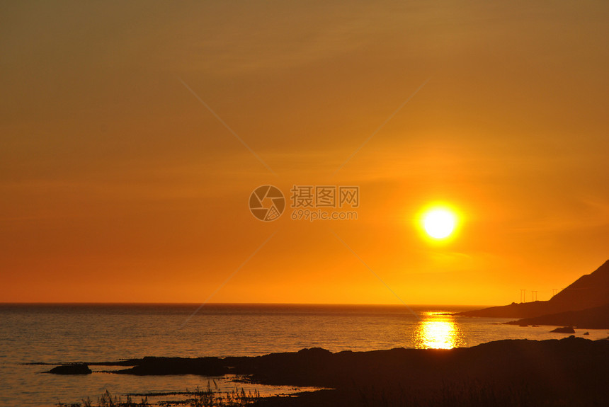 在 Lofoten 中日落阳光支撑海洋日落群岛图片