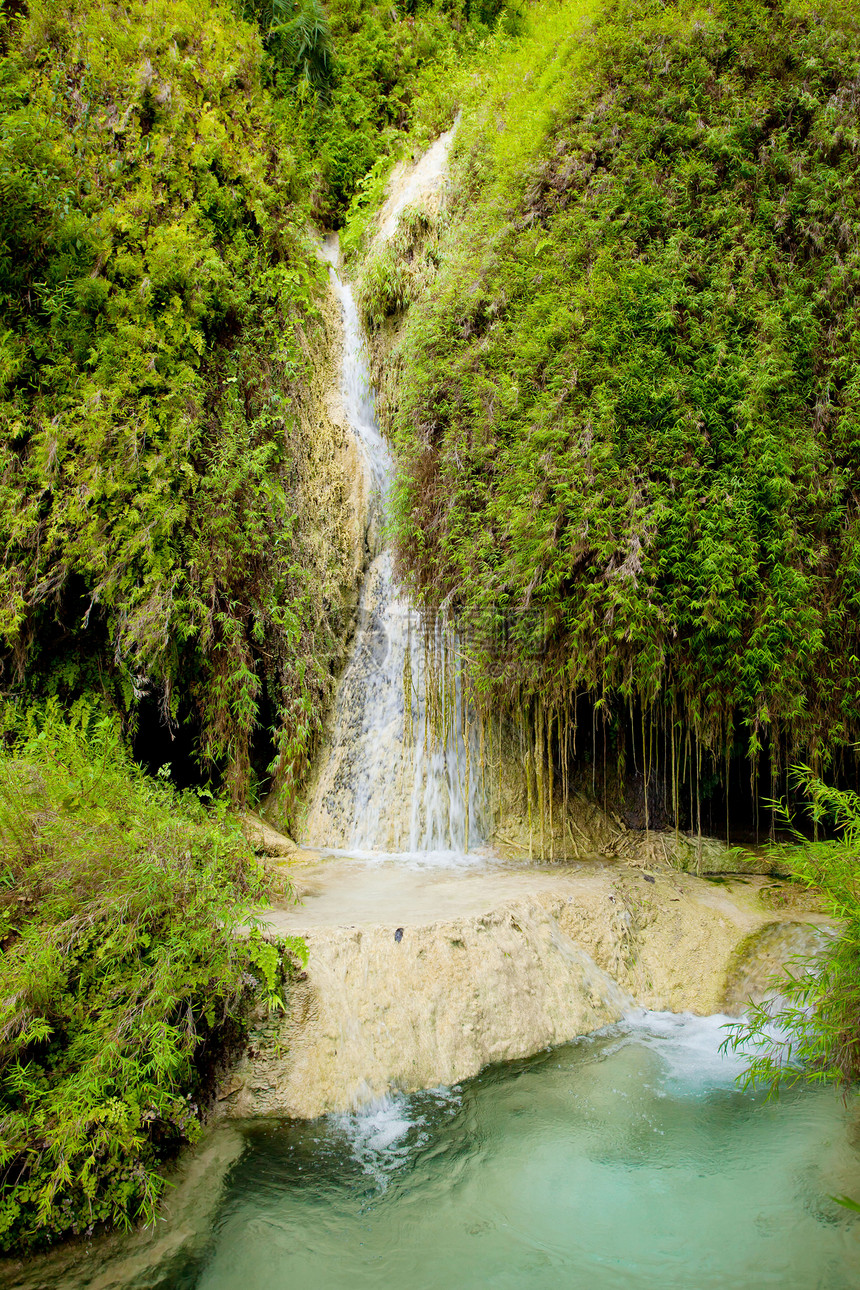 埃拉万瀑布丛林旅行森林荒野环境运动瀑布热带风景叶子图片