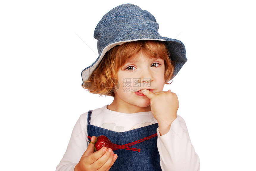 带草莓的美美小女孩甜点食物水果女孩浆果帽子女性手指女儿青年图片