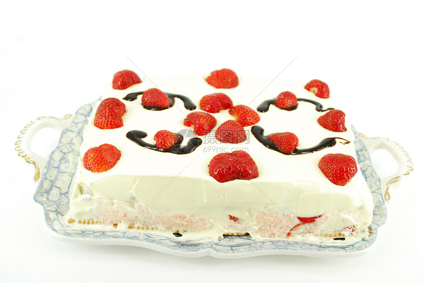 配奶油和巧克力的草莓蛋糕图片