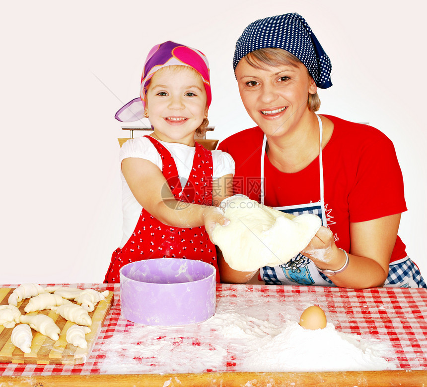 母亲和女儿做羊角面包工作室拍摄图片