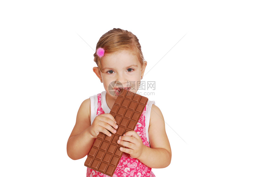 小女孩吃大片巧克力工作室的镜头图片