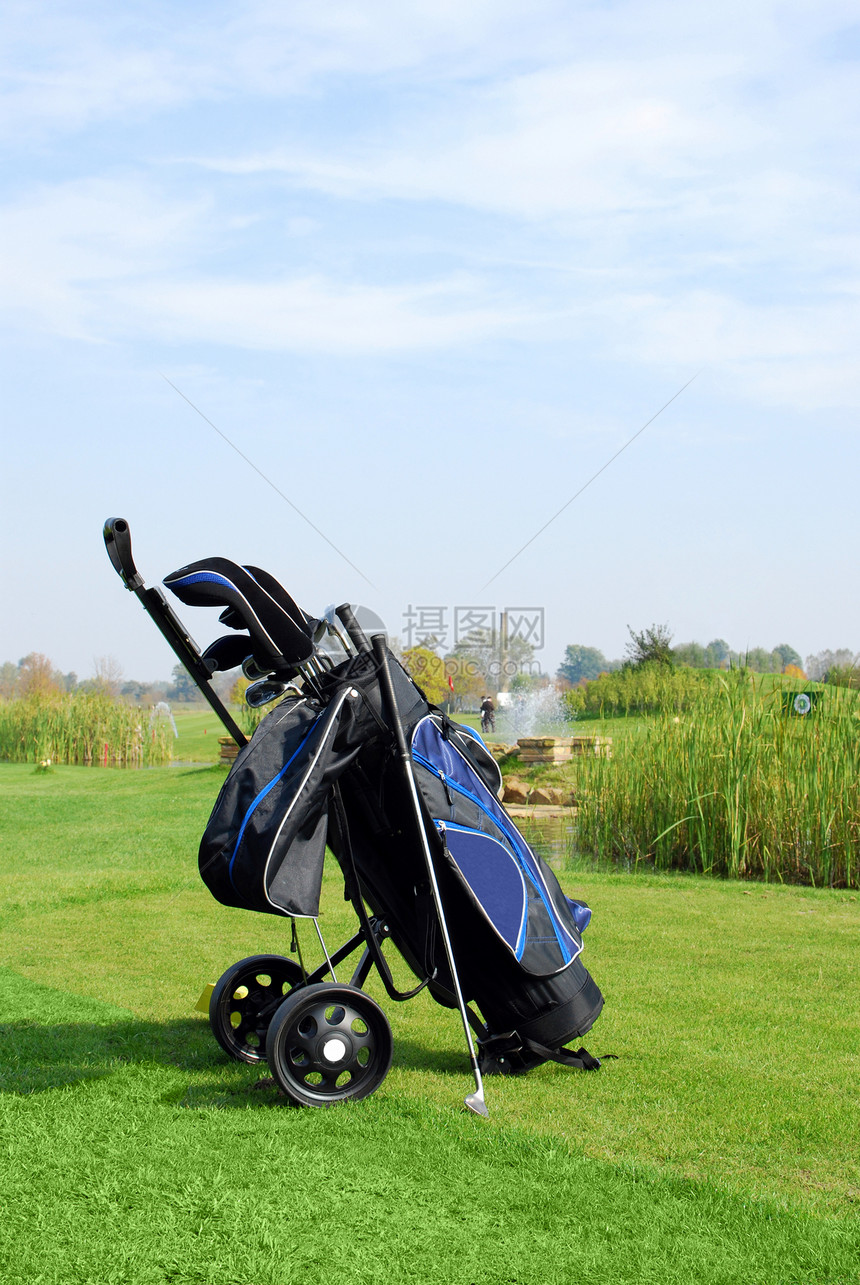 高尔夫球场上装袋和高尔夫俱乐部图片