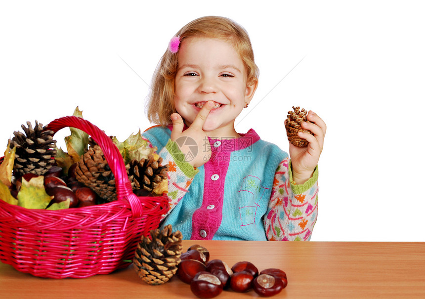 小女孩跟松饼和栗子玩得开心图片
