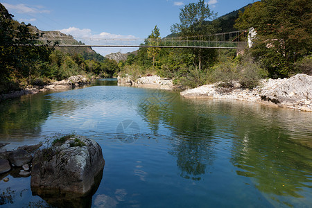 西班牙阿斯图里亚斯多布拉河晴天绿色校长高清图片