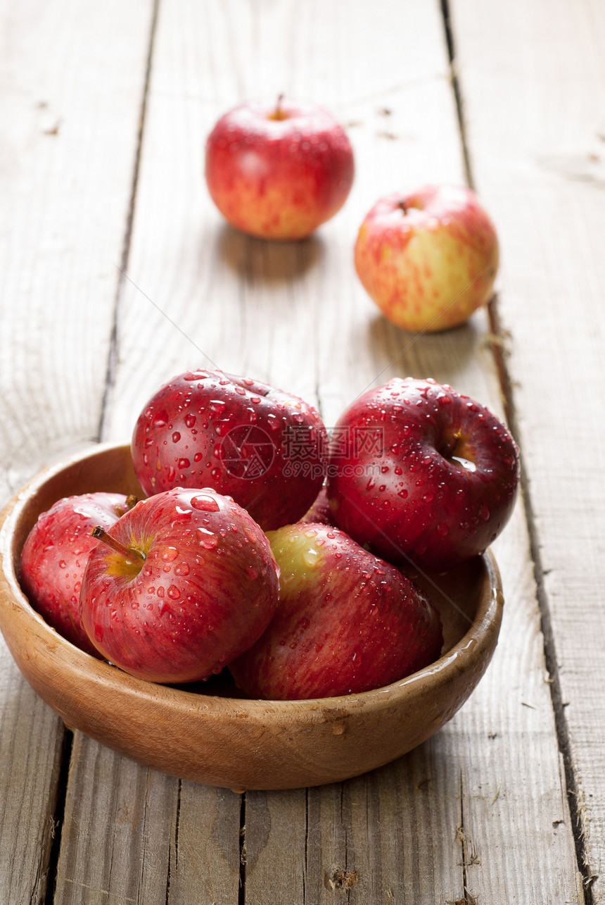 红苹果吃饭桌子甜食木头甜点健康饮食食物乡村红色水果图片