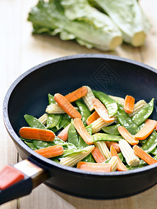 搅拌炒蔬菜食物平底锅玉米婴儿油炸萝卜背景图片