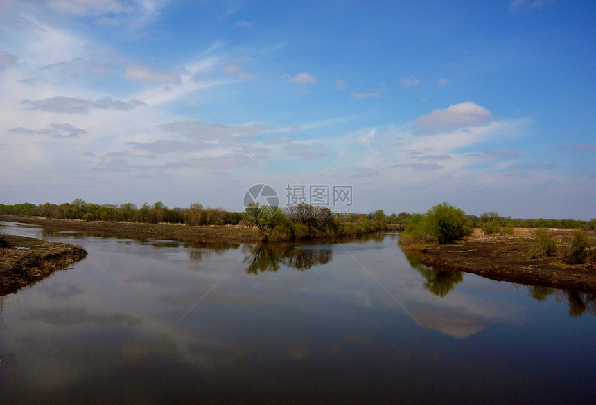 天空和河流的蓝色图片