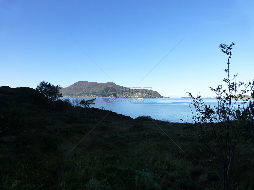 Fjord和岛屿岩石天空树木房屋客船蓝色巨石图片