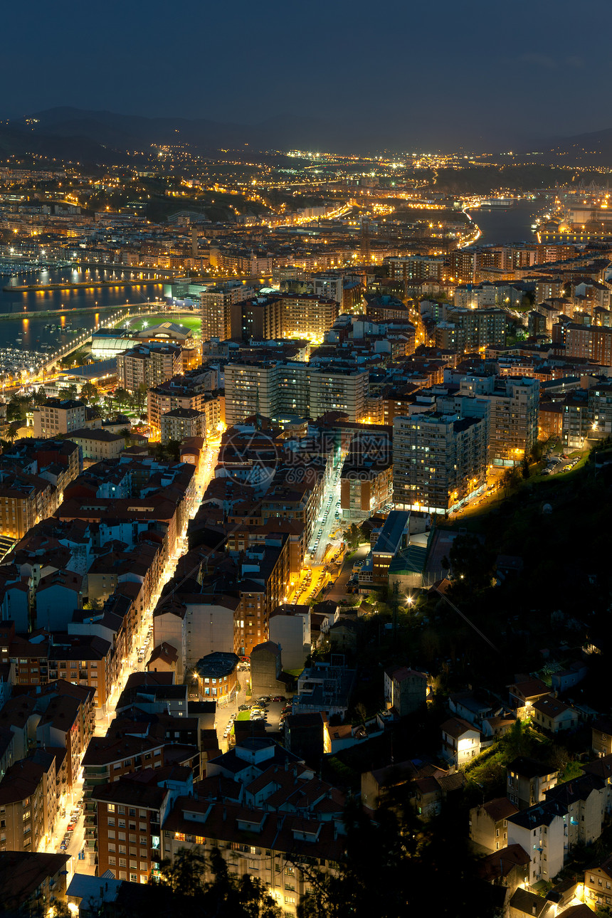西班牙比兹卡亚桑图尔齐夜幕降临村庄全景圣地地区建筑物照明城市街道神经元图片
