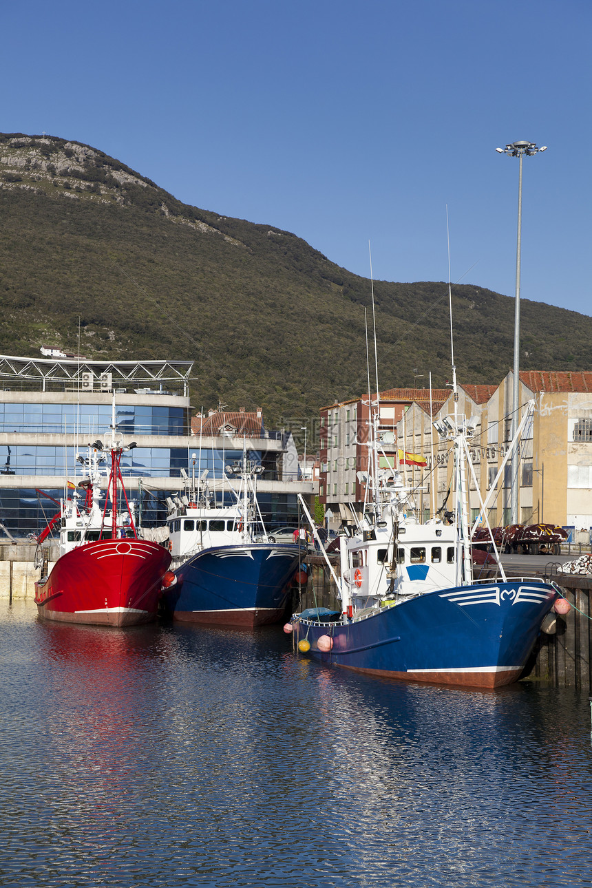 西班牙坎塔布里亚圣尼亚港船舶港口城市村庄渔船晴天海洋钓鱼图片
