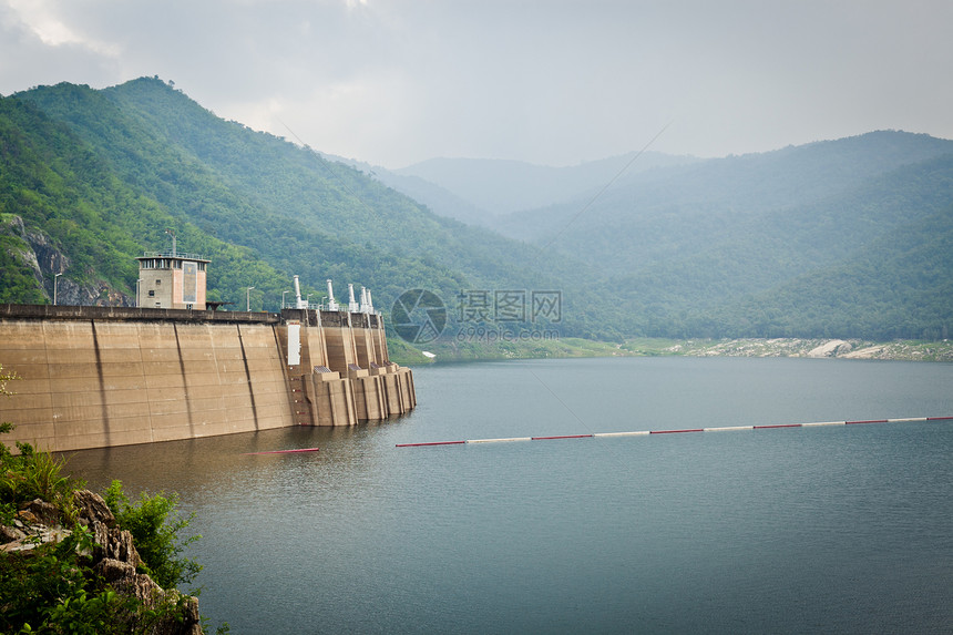 泰国Bhumibol水坝大水保持区水库石头电子水电绿色岩石管道农业电气电缆图片