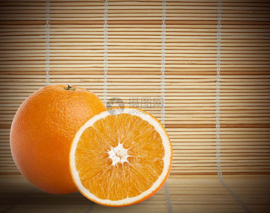 竹垫底上半个橙子图片