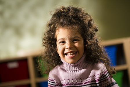 快乐的孩子在幼稚园的摄影机上微笑背景图片