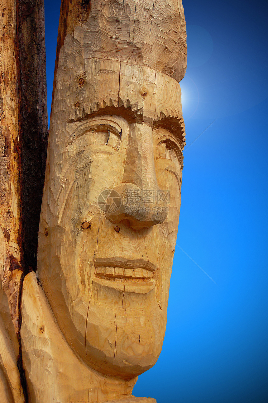 脸刻在树尖上艺术传统纪念品手工微笑工匠木头雕塑工艺雕像图片