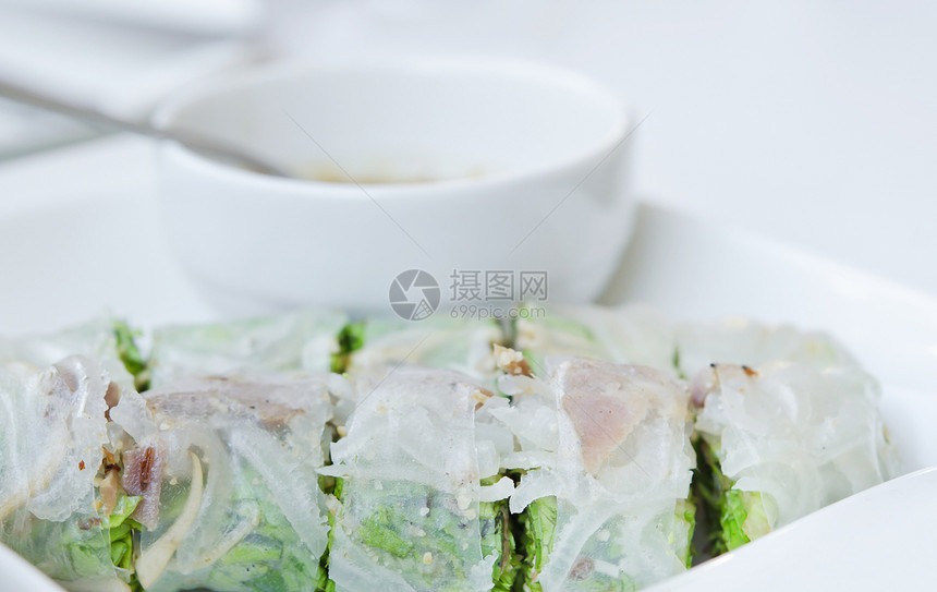 新鲜春卷食物草本植物辣椒盘子绿色挂面美食蔬菜面条白色图片