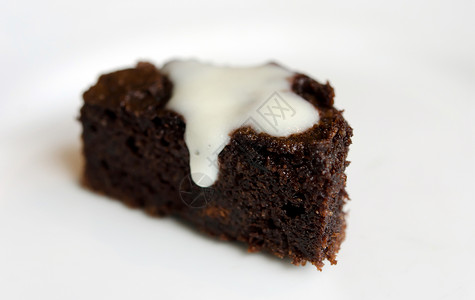 巧克力蛋糕小吃盘子食物黑色甜点奶油棕色磨砂蛋糕白色背景图片