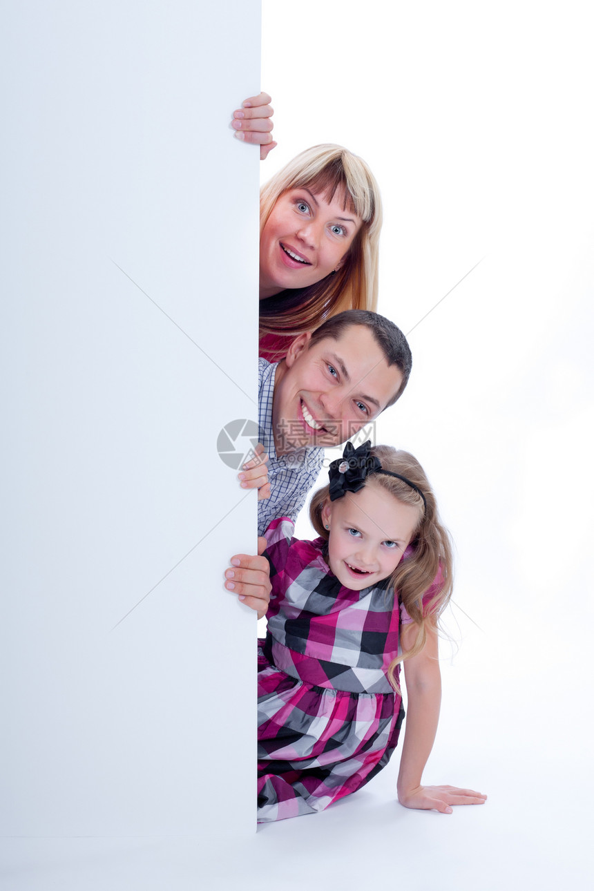 家庭偷看出惊讶和微笑父亲快乐孩子女儿妈妈乐趣女士幸福父母男性图片