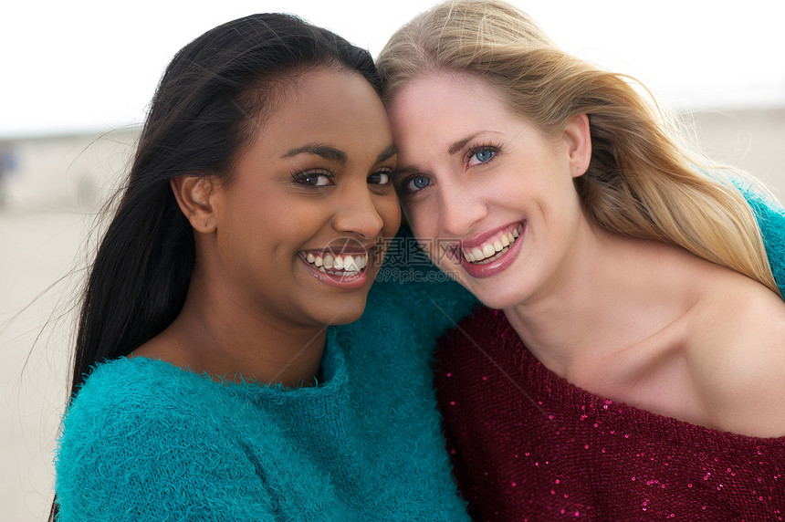 两种多元文化女孩微笑的肖像图片