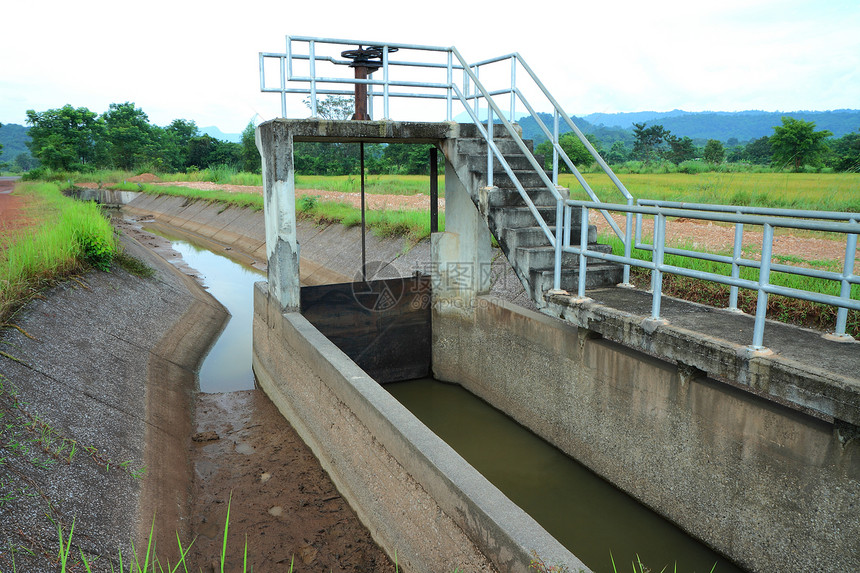 洪水和灌溉运河灌溉车轮压力齿轮民众障碍流动农业建筑控制图片
